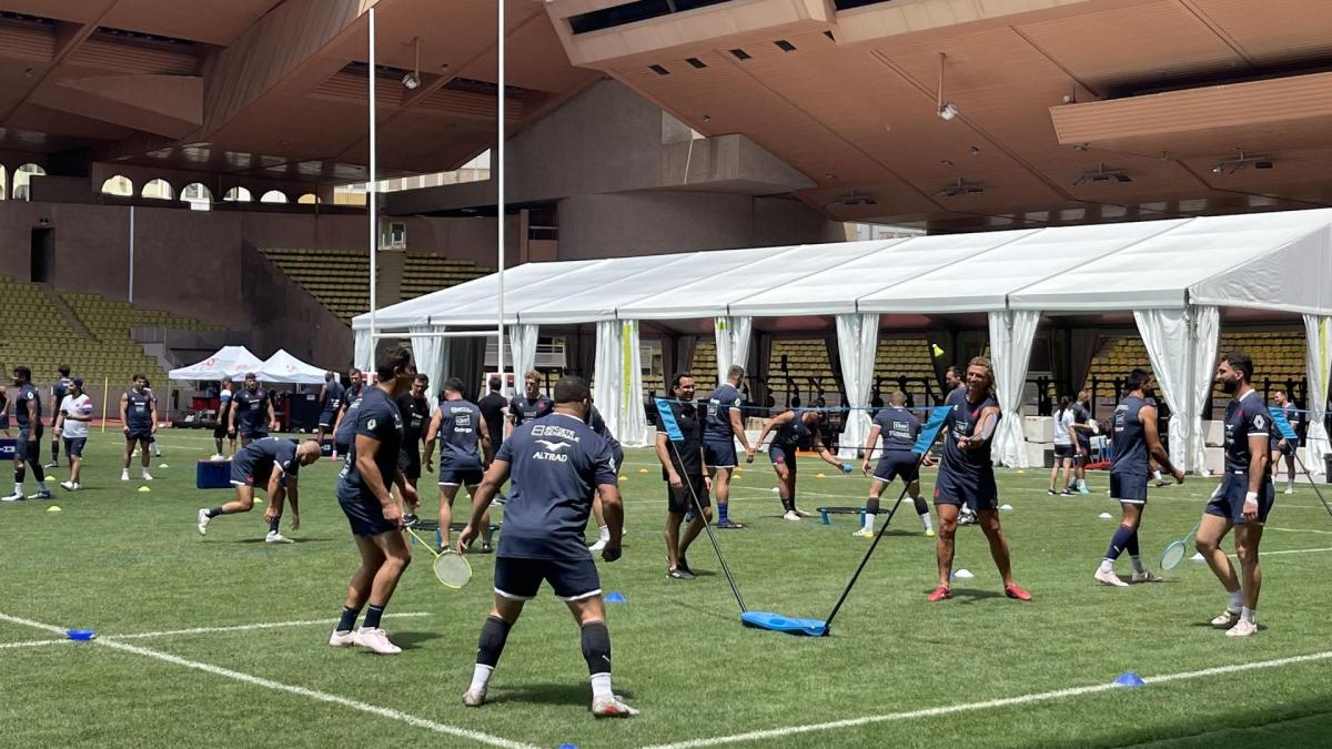 Les 42 joueurs ont commencé l'échauffement avec un mini tournoi de badminton